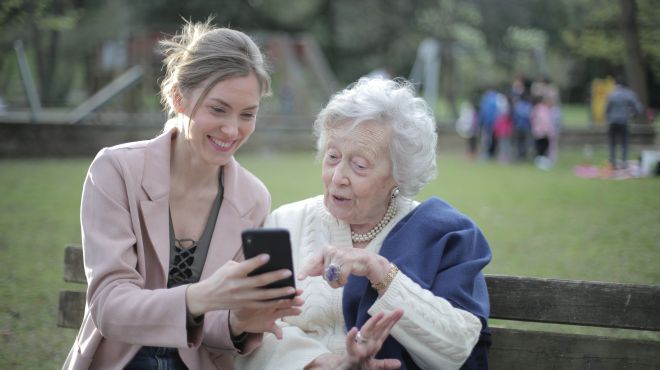 old women dream of being helped by a stranger with her mobile phone