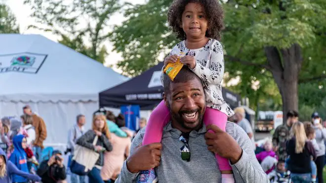 Father found her lost daughter in the park and carrying her back on his shoulders