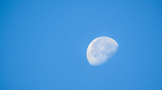 moon view at day time