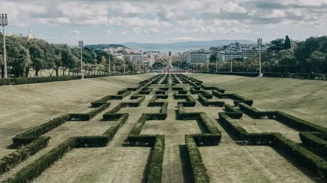 someone dream of a horizontal complicated maze