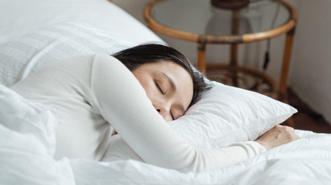women seeing herself sleeping in a dream