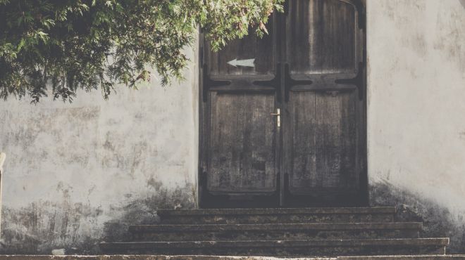 girl dreaming of her grandparents’ old house door steps