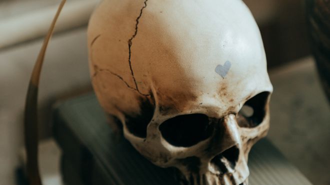 man seeing skulls and dream about hearing death news